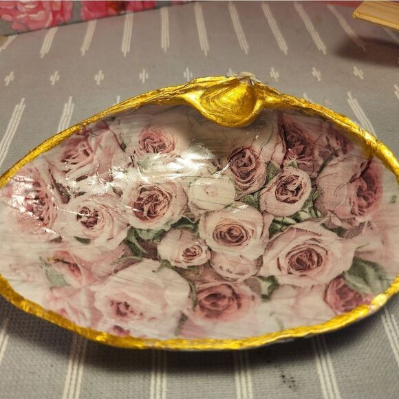 DECOUPAGE CLAM SHELL DECOUPAGE PINK ROSES ON A CLAM SHELL TRINKET DISH - Picture 4 of 10